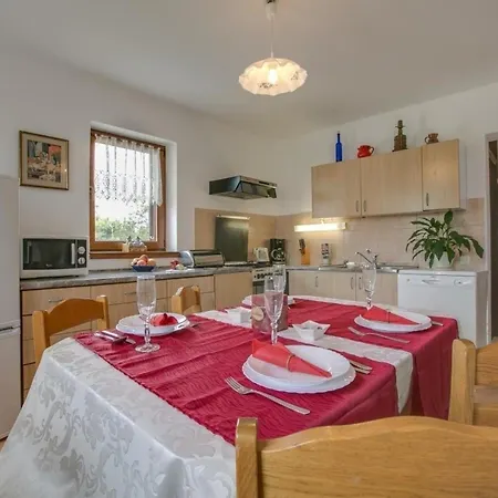 In Pula Mit Terrasse, Garten Und Grill Apartment