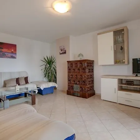 In Pula Mit Terrasse, Garten Und Grill Apartment *