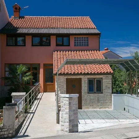 Apartment In Pula Mit Terrasse, Garten Und Grill
