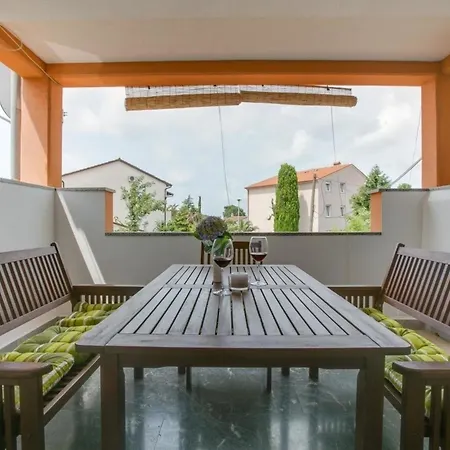 In Pula Mit Terrasse, Garten Und Grill Apartament *