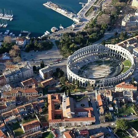 In Pula Mit Terrasse, Garten Und Grill Stinjan